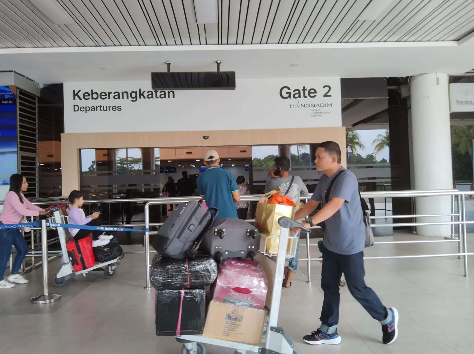 Sewa mobil dengan driver profesional